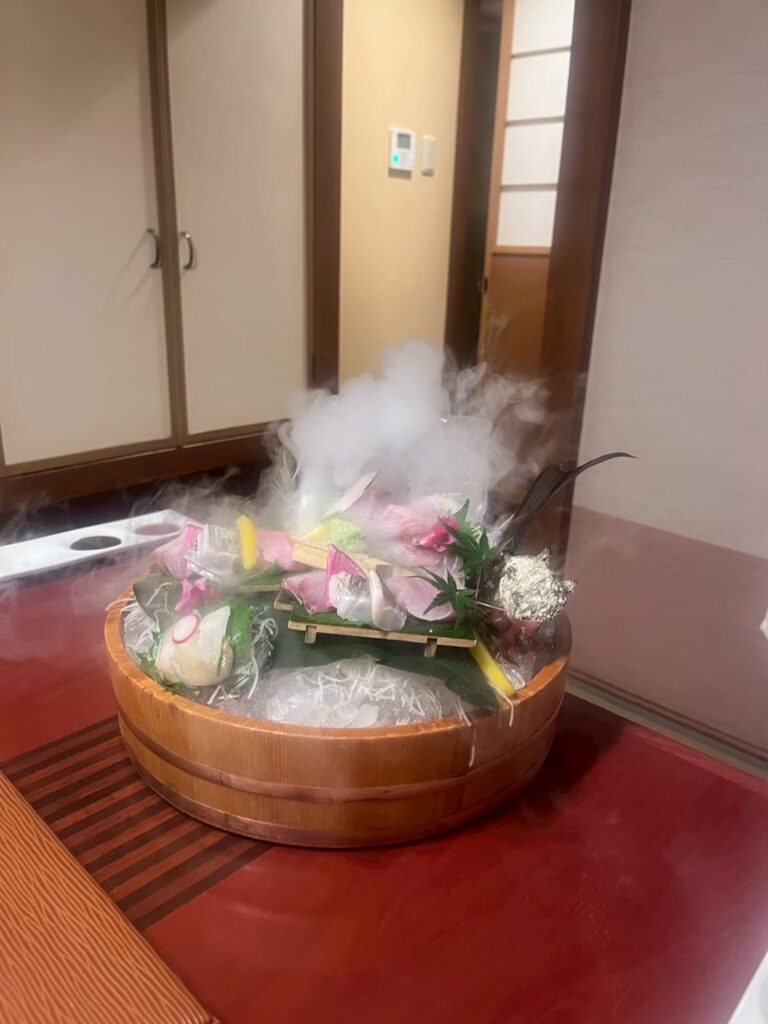 鴨川館個室食事処・ドライアイス演出の房州産活造り大桶盛り