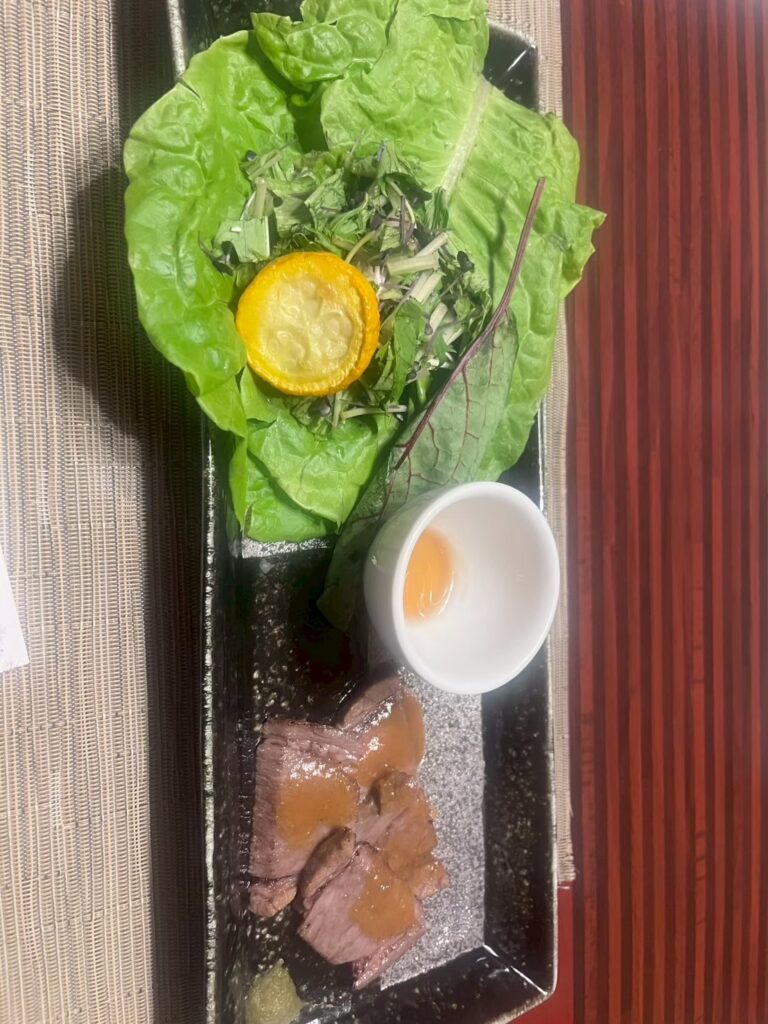 鴨川館夕食・和牛のレタス包み